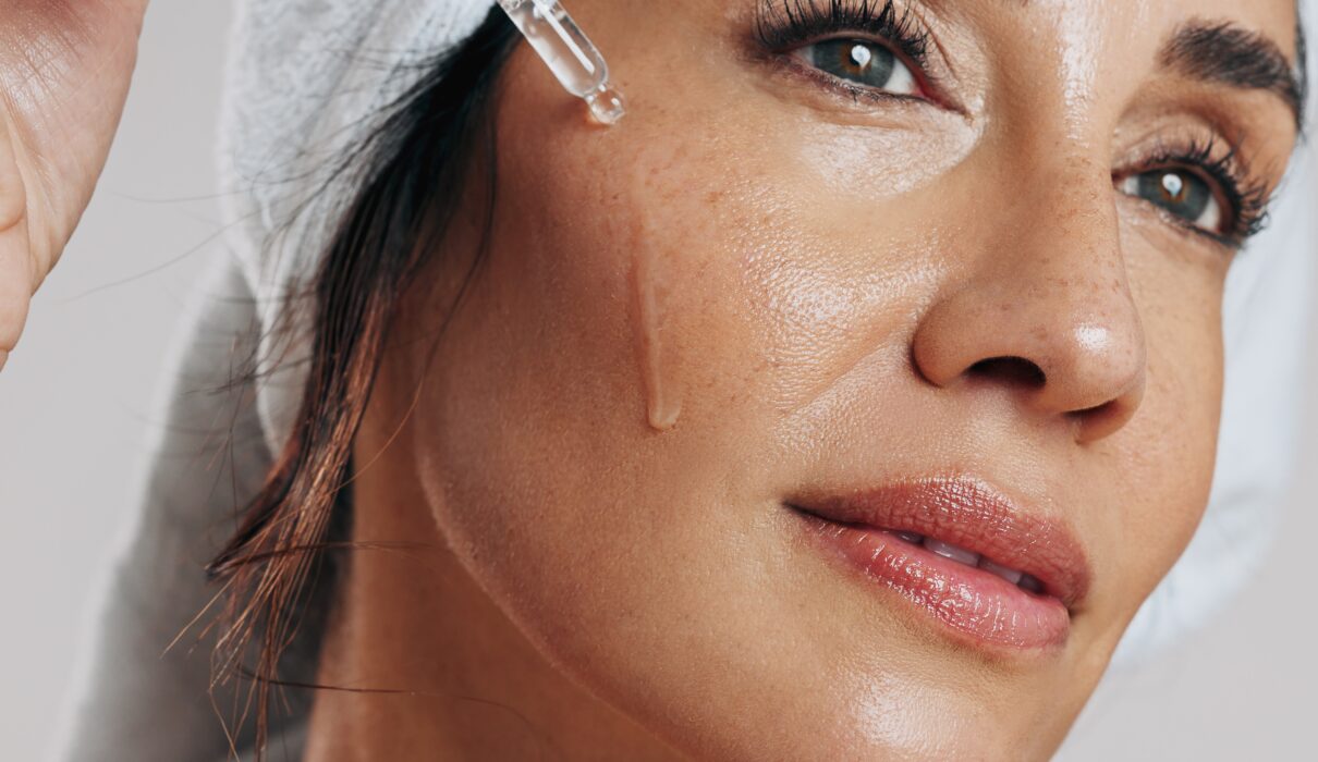 How To Use Hyaluronic Acid With Retinol Safely | RoC Skincare Australia | Layering Serums For Hydration & Fine Lines