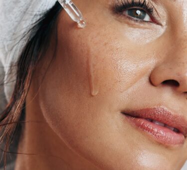 How To Use Hyaluronic Acid With Retinol Safely | RoC Skincare Australia | Layering Serums For Hydration & Fine Lines